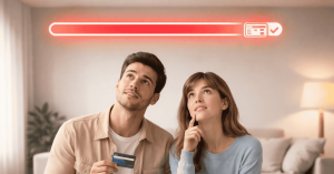 Couple réfléchissant à l’utilisation d’une carte de crédit pour une décision financière.
